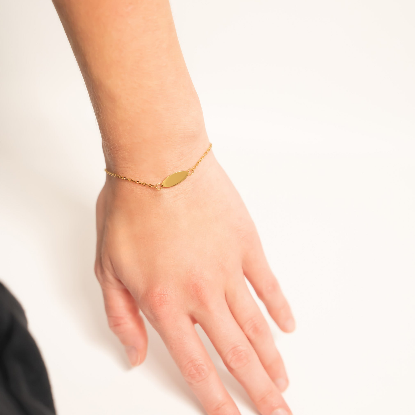 18K Gold Oval Bracelet (Engravable)